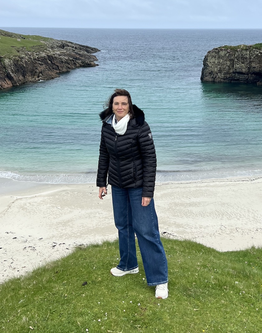 Catherine Fataud, thérapeute, au bord d’une crique aux eaux turquoise